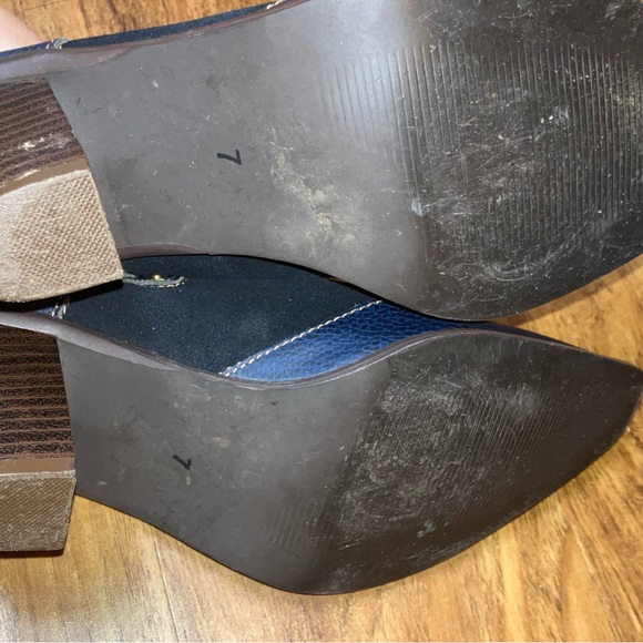 Vintage women’s size 7, blue western ankle booties, suede leather - Picture 5 of 6